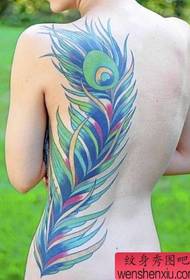 красив цвят на татуировка на крила с половин гръб