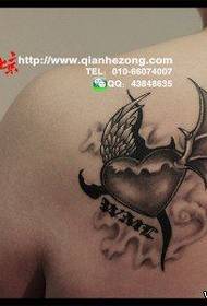majhen in priljubljen vzorec tatoo ljubezenskih kril na rami