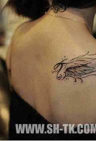 Mädchen Schultern schöne und elegante Flügel Tattoo-Muster