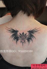 solo ragazze bellissime ali con un tatuaggio
