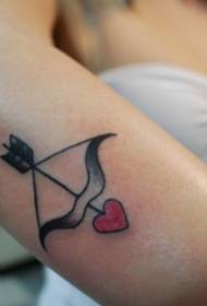 Maliit na braso na may kulay na bow at heart tattoo