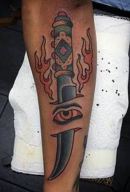 Модел на татуировка на кинжал с ръка