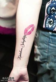 Modello di tatuaggio inglese braccio rosa labbra rosse