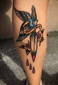 un conjunto de tatuajes de espada daga en la parte inferior del brazo