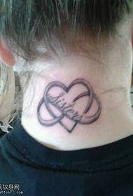 Modello bellissimo tatuaggio totem amore collo