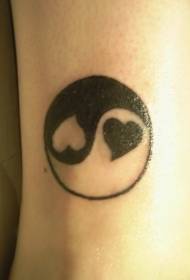 Pata fotos en tatuaxe de yin e yang en branco e negro