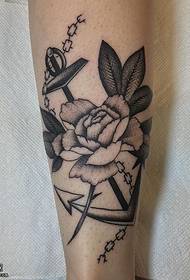Patrón de tatuaje floral de ancla de ternera