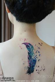 Delicato tatuaggio di piuma sulla parte posteriore