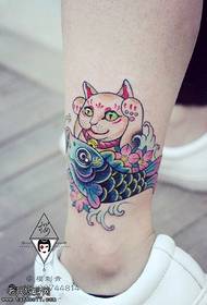 Oriire cat koi tatuu lori kokosẹ