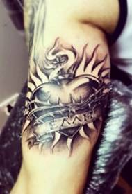 Braccia dei ragazzi sull'immagine creativa del tatuaggio delle ali di Grey Sketch Sting Tips del cuore nero