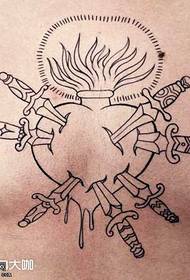 Wzór tatuażu sztyletu na piersi