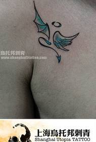 男生肩膀处精美流行的天使与恶魔的翅膀纹身图案