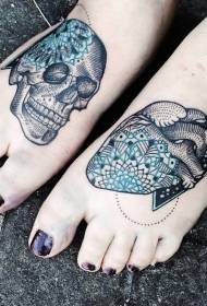 Tatuagem de crânio e coração humano colorido no estilo de gravura de pé