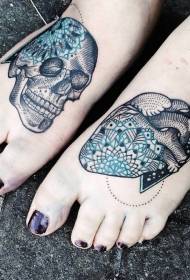 Skull daonna ildaite agus tatú croí i stíl greanta chos