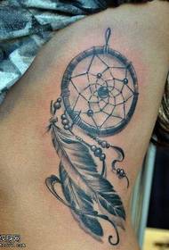 modello tatuaggio piuma personalità in vita