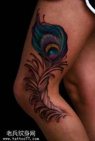 Gyönyörű páva toll tetoválás minta a lábak