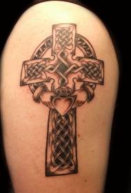 Arm keltiese kruis en hart tatoeëring patroon