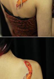 tyttöjen hartiat näyttävät kauniilta ja värikkäiltä höyheniltä tatuointikuviolta