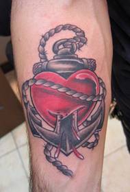 Tradicionalni slog preluknjani vzorec tatoo sidra rdeče srce