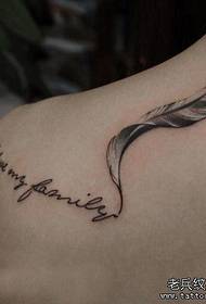 feathers ບ່າຂອງເດັກຍິງແລະຮູບແບບ tattoo ຈົດຫມາຍ