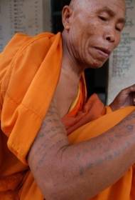 راهب بوذي نمط الكتاب المقدس الذراع الوشم
