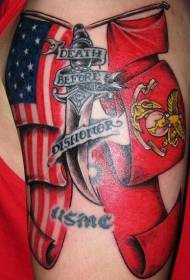 Isänmaallinen lippu ja Yhdysvaltain merijalkaväen tikarin tatuointikuvio
