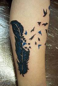Gražus plunksnų tatuiruotės raštas