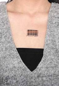 Patrón de tatuaje de código de barras en el pecho
