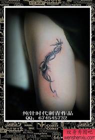 gambe di ragazze meravigliosamente popolari Modello tatuaggio piuma in bianco e nero