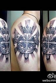 modello classico del tatuaggio delle ali trasversali popolari delle armi dei ragazzi