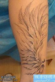 Un modello di tatuaggio ad ala volante sulla gamba