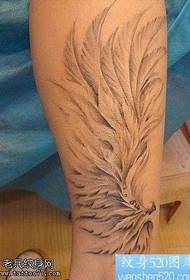 ຮູບແບບ tattoo ປີກບິນຢູ່ເທິງຂາ