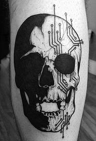 Melnā velna galvaskausa tetovējuma attēls uz sānu ribām