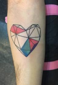 Berniukų rankomis dažyti eskizo geometriniai elementai širdies formos stereo tatuiruotės paveikslėliai