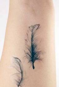 Malgranda freŝa plumo tatuaje ŝablono