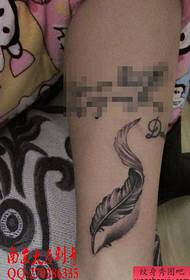 piger ben smukke sort grå fjer tatoveringsmønster