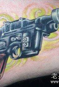 Malvarmeta pistola tatuaje-ŝablono