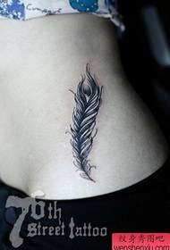 popolare modello di tatuaggio piuma in bianco e nero per la vita delle donne