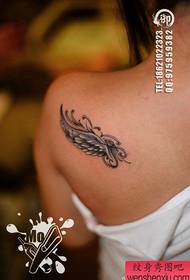 ombros de meninas olham linda borboleta tatuagem padrão