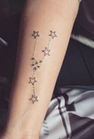 Bracciu di ragazza in linea nera tatuella creativa di tatuaggi di stella