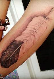 Bellissimo modello di tatuaggio piuma bicolore con le braccia