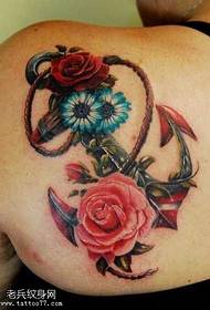 Wzór tatuażu piękna róża kotwica na ramionach