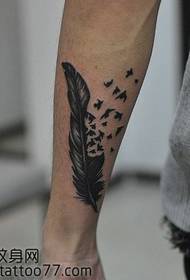 手臂流行精美的羽毛小鸟纹身图案