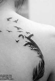 Modèle de tatouage de plumes gris noir