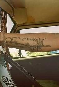 patró de tatuatge de ploma de braç