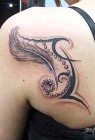 背中に美しい羽のタトゥー