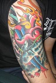 Daga de brazo y patrón de tatuaje de llama