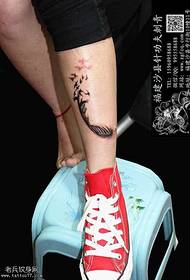 Patrón de tatuaxe de plumas nas pernas