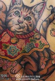 Model i tatuazheve të maceve me fat në anën e pasme