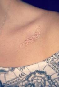 ສາວຍິ້ມ clavicle tattoo ງາມທີ່ບໍ່ສາມາດເບິ່ງເຫັນໄດ້